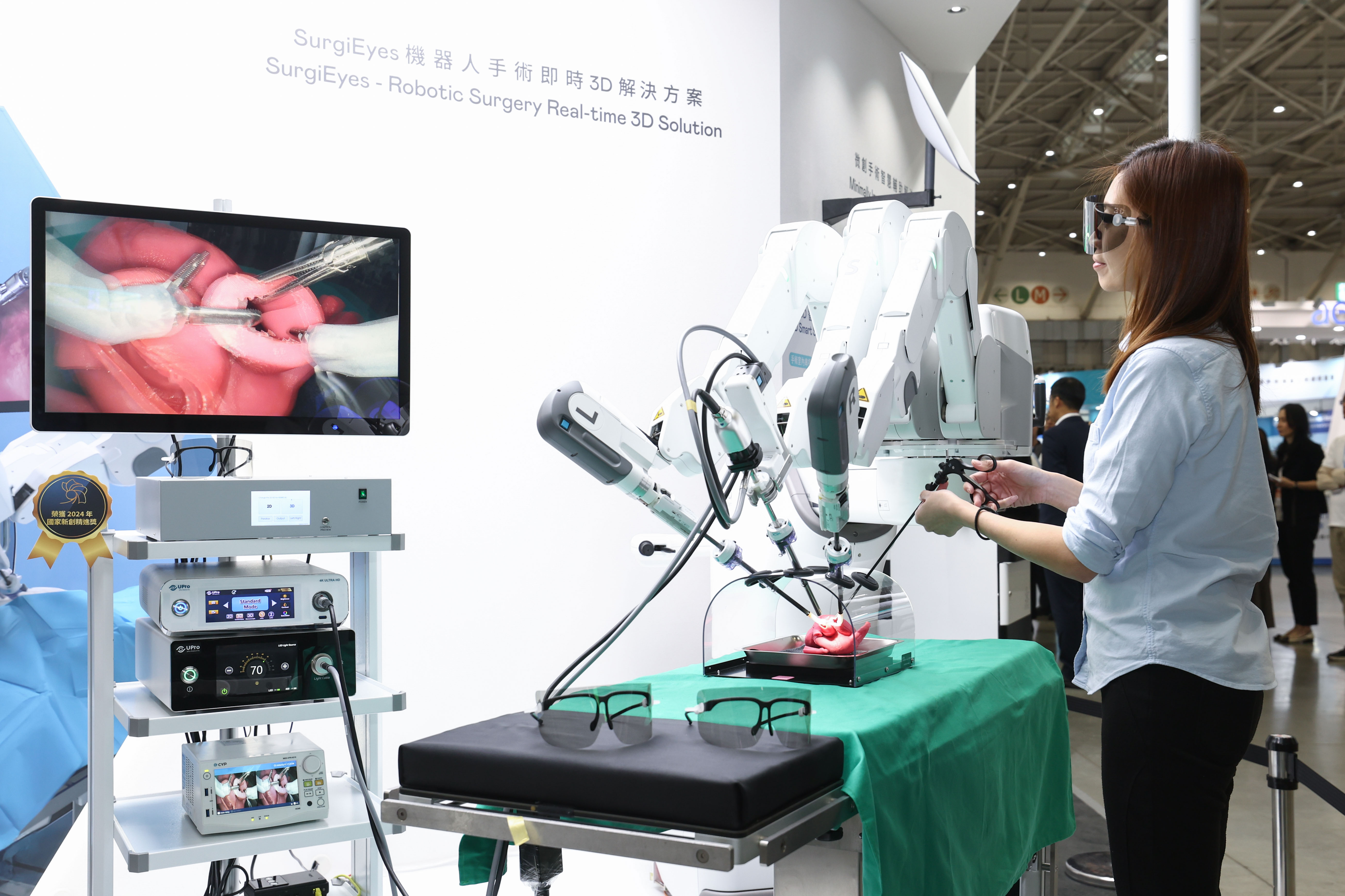 達擎以〝SurgiEyes機器人手術即時3D解決方案〞為核心，打造全方位的3D智慧手術影像平台，透過即時的影像串聯，連結手術室內、外跨場域的應用，協助醫師突破時空限制，為遠距醫療帶來更多的可能性